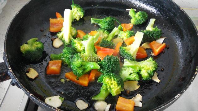 加入西兰花爆炒至香味浓郁而出，加入适量食盐翻炒均匀关火。