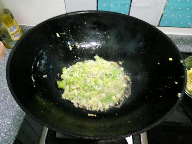用底油煸香葱姜末