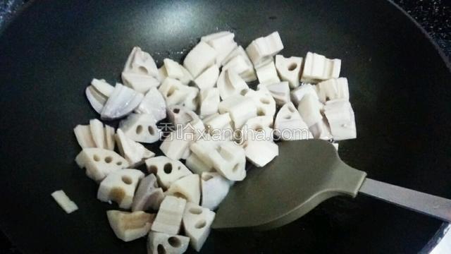 热好油锅倒入藕丁，翻炒一分钟，