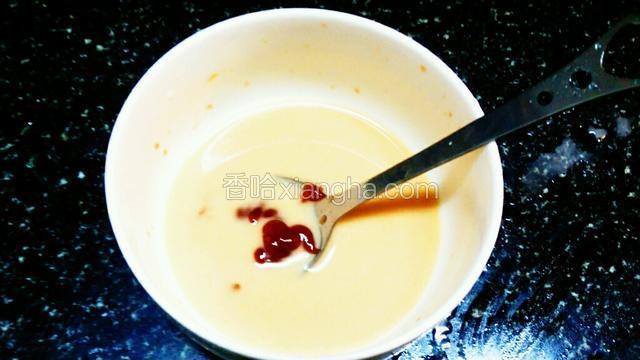提前把茄汁调好，倒入适量玉米淀粉，放入适量水