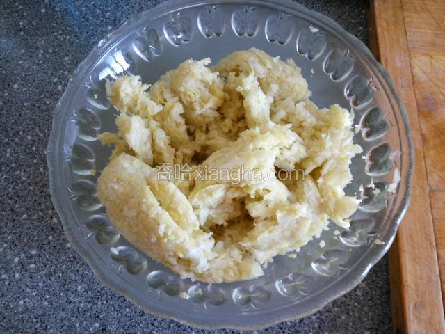出水后用屉布包上白菜拧出水份，把白菜放入盆中备用