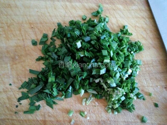 韭菜洗净切碎末