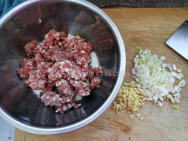 牛肉馅放入盆中，葱姜切碎