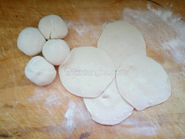 用擀面杖擀成皮