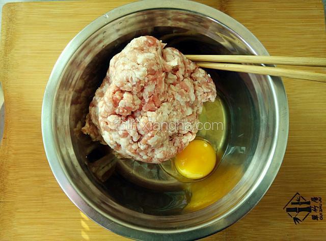 将鸡蛋和肉糜放到一起。