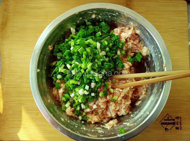 再将切成小段的香葱放入肉糜中搅拌。