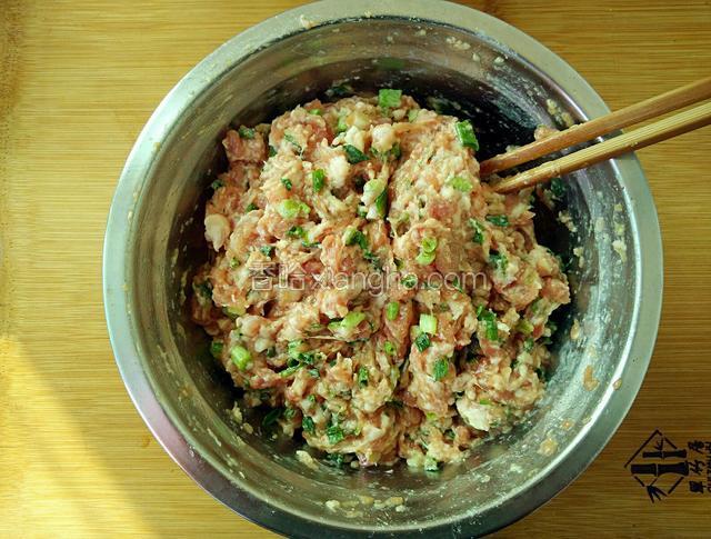 肉糜里加适量清水顺着同一方向搅拌到肉糜起胶。