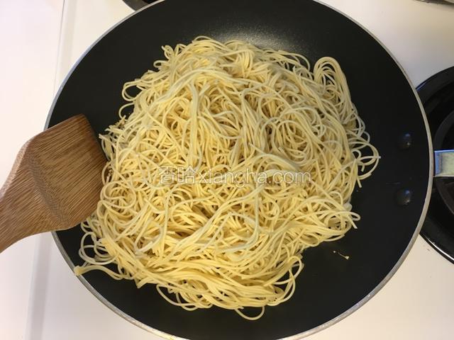 然后倒入面爆炒