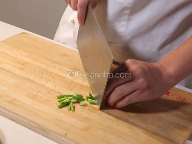 葱切小段，姜切片，蒜子切片。