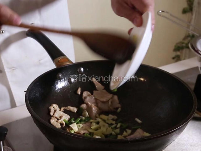 锅中下油10克，大火热油七成，下猪肉炒熟，下葱姜蒜爆香。