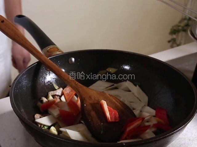 将红椒，茭白倒入大火翻炒。