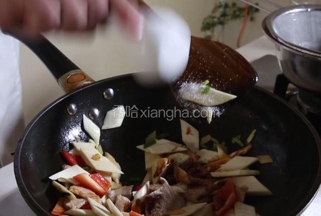 加盐，味精，鸡粉，酱油，料酒，翻炒出香，即可出锅。