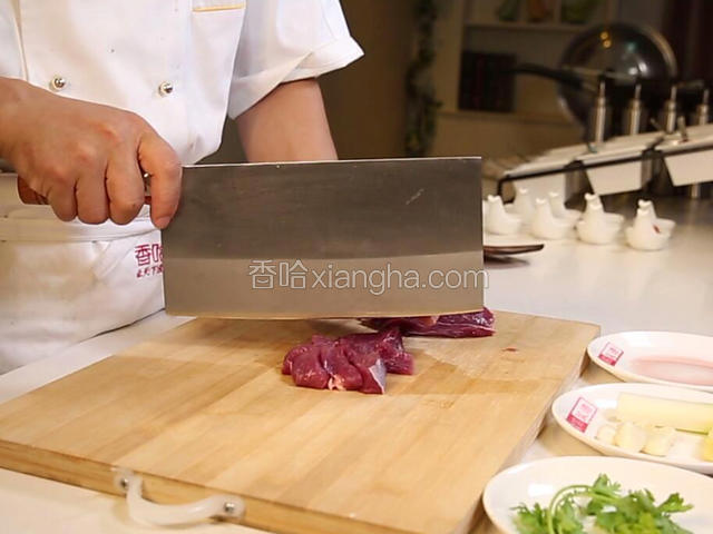 羊肉洗净，切成大拇指大小的小块。