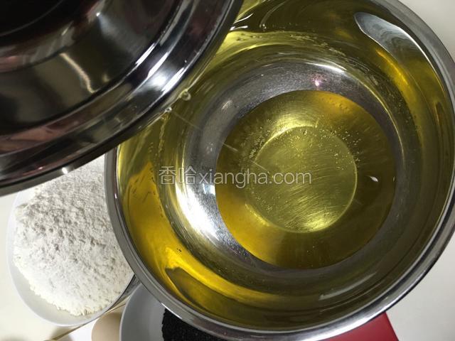 准备一个大的搅拌器皿，总量有近1000克，尽可能大一点的方便搅拌，倒入食用油。

如果使用猪板油会更香，将猪板油融化与食用油一样成稀状就可以，不能高温，以免加鸡蛋时鸡蛋成了熟的就不好了