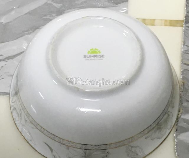 找一个大号的饭碗或者小号汤碗，底部直径约在7公分左右即可，

如果没有合适的碗也可以不用，直接将上面的面团在烤锡纸上面用手掌直接压成2-3mm厚的饼状即可
