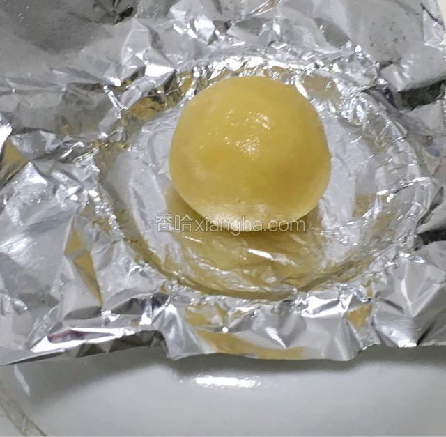 在碗底先铺一层烤锡纸或者保鲜膜，然后放上已经搓圆的面团；

烤锡纸与保鲜膜主要是起到好剥离的作用，可以使作品美观完整