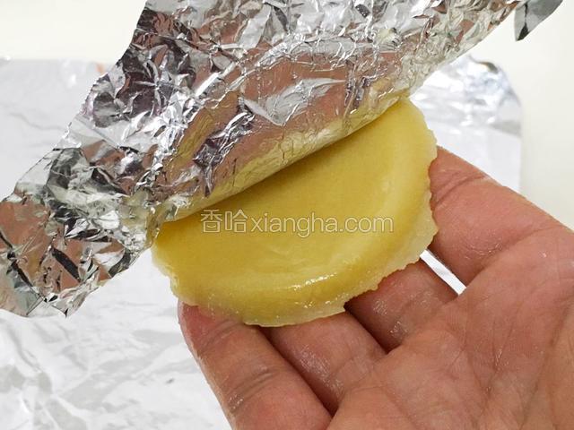 在烤盘上铺上一张烤锡纸，然后将刚才已经揭去一面的面饼再翻过来直接放在已经准备好的烤锡纸上或者手上

我觉得放在手上方便在烤盘锡纸上好摆放位置