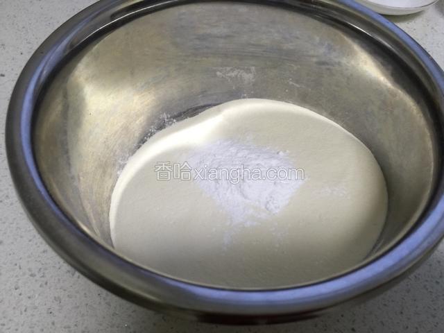 将油条膨松剂放入面粉中拌匀。