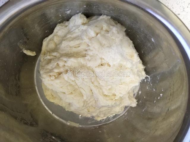 用175毫升五六十度的热水将面粉和成比较软的面团。