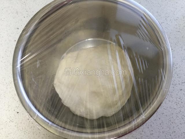 盖上保鲜膜放置半小时左右。