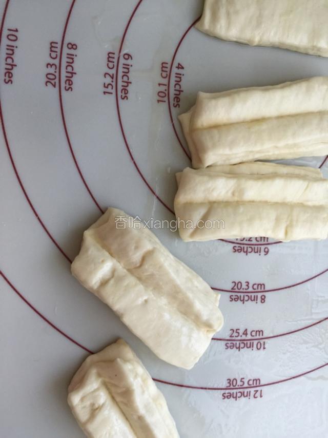 将两片叠放在一起，在在中间用筷子压一下如图。