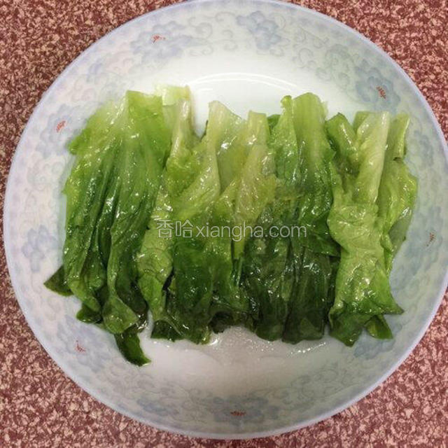 放入生菜煮熟后捞出沥干水份后，放入盘中