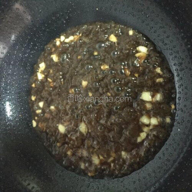 碗汁搅匀，倒入锅中炒至收汁关火