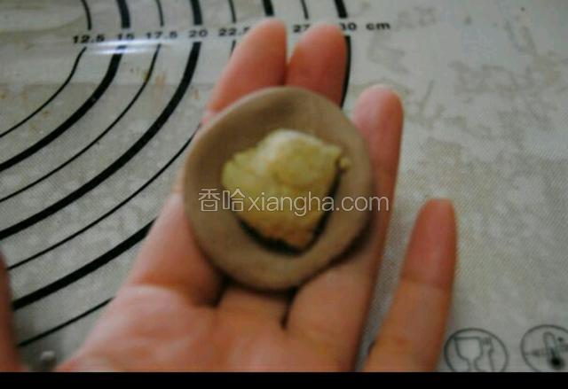 放入适量的花生馅
