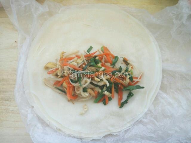 用筷子夹入适量菜