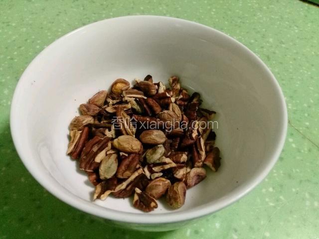 将核桃仁剥好
