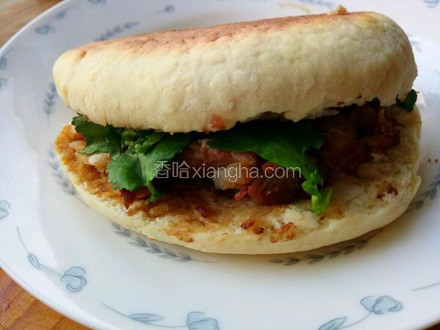 把烙好的饼切开，炖
好的肉夹在饼里，里面倒些卤汁！