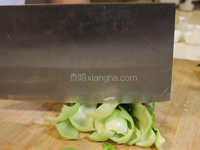 油菜洗净撕开，去根顶刀切成大寸段。