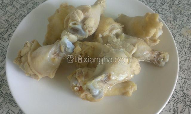 处理鸡翅，把鸡翅清洗干净，锅烧热水，倒入鸡翅焯出血沫，控水备用