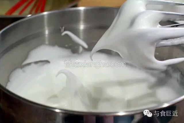 蛋白用电动打蛋器打至鱼眼泡状态后，加入几滴白醋，同时开始一边搅打一边分次加入细砂糖打至湿性偏硬的状态，备用。