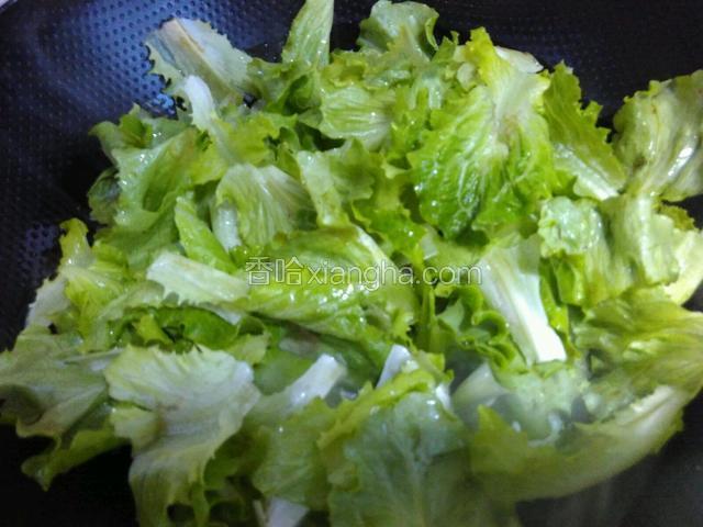 接着倒入生菜