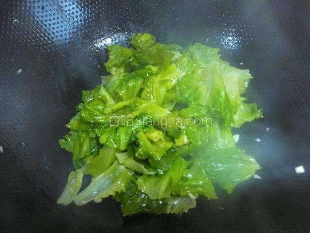 加盐炒匀即可