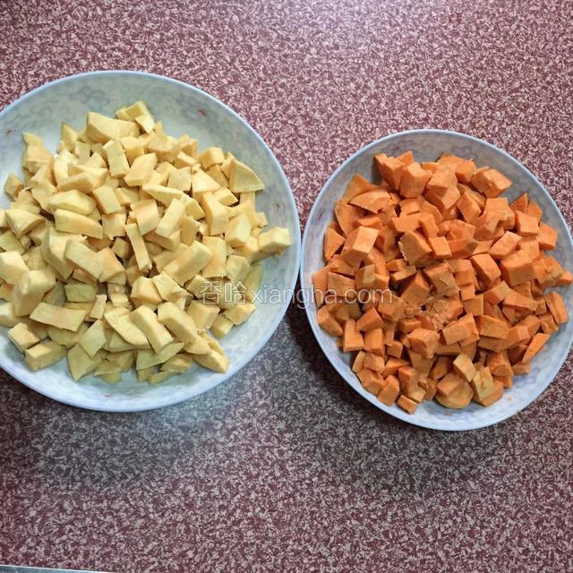红薯和黄薯去皮洗净切成小块