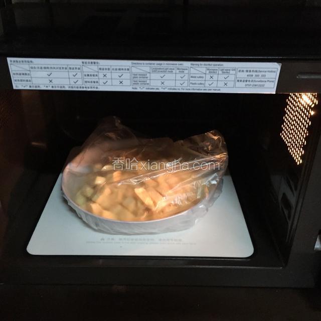 把红薯，黄薯包上保鲜袋，放进微波炉里微5分钟