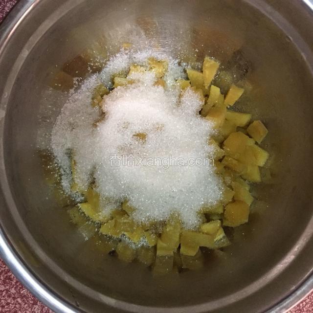拿出来倒入盆中，加入150克白糖