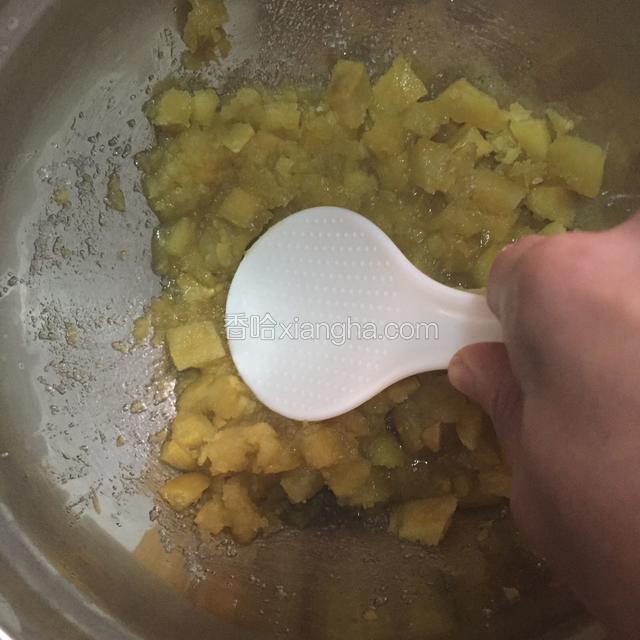 拌匀后用饭勺压成泥