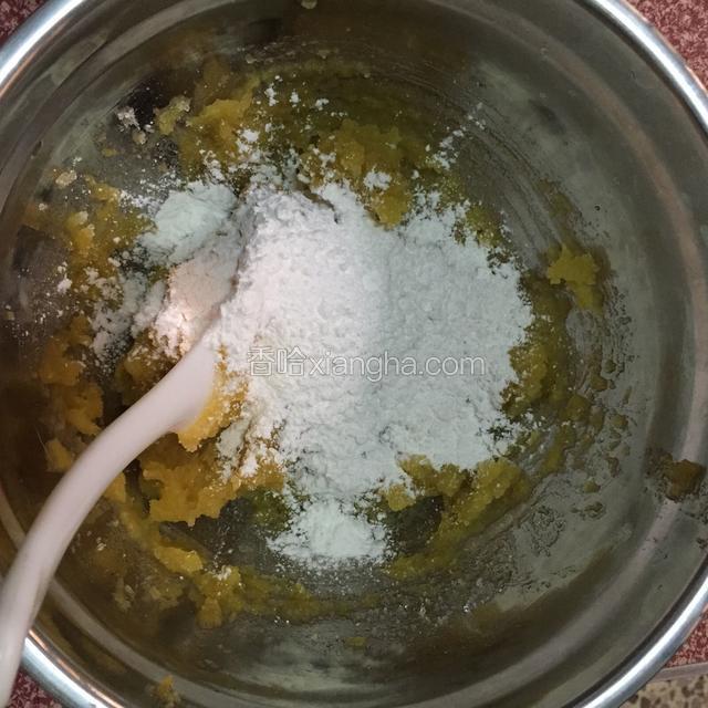 加入糯米粉（不要一次性加，一点一点加），