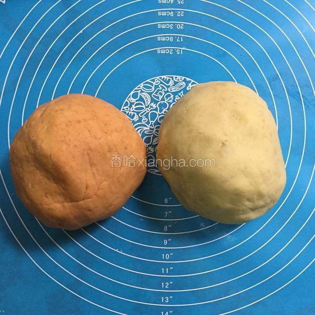 红薯也按照黄薯的步骤一样，和成不沾手的面团