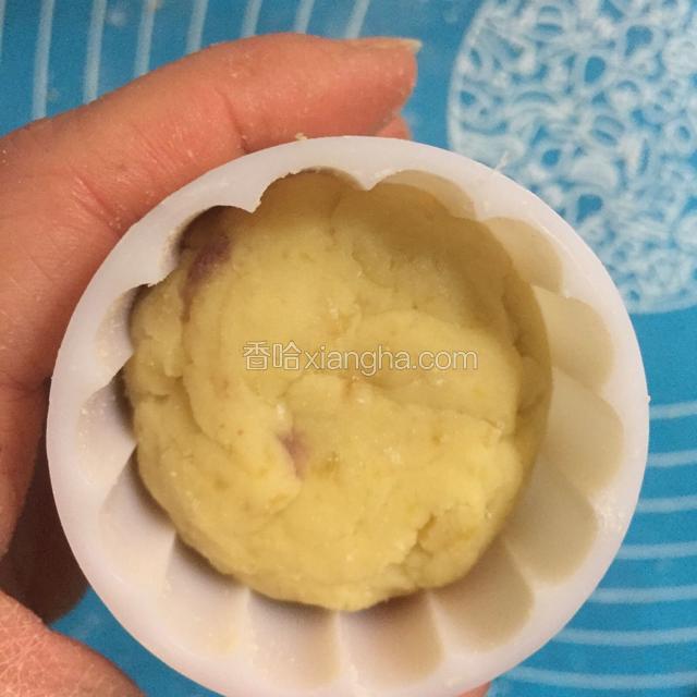 放进模具中压实后取出