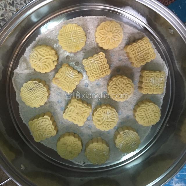 蒸盘抹油或铺上蒸布，把红薯和黄薯放进蒸盘上