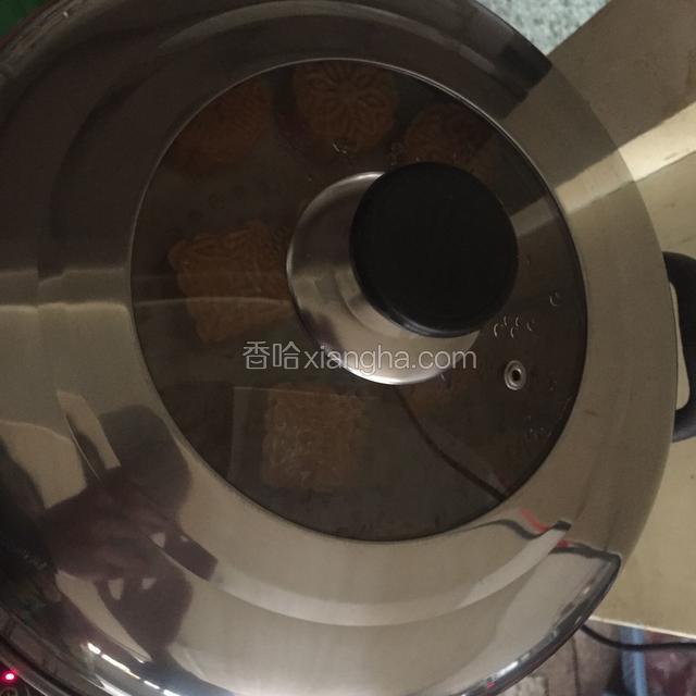 锅中加水烧开，大火蒸十分钟