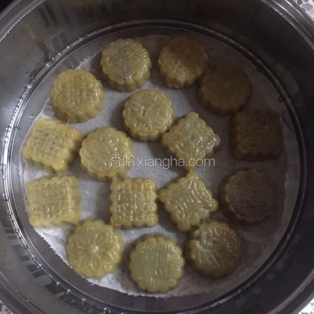 蒸熟后不要马上拿出来，等到凉时再拿才不会沾手