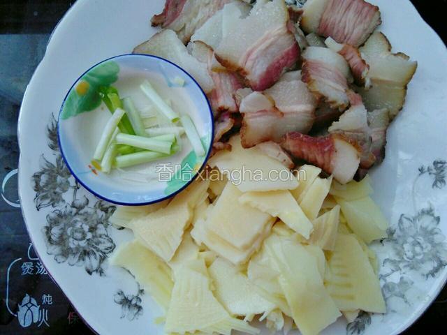 处理好的冬笋和腊肉沥干水份，葱白切小段，葱叶切葱花。