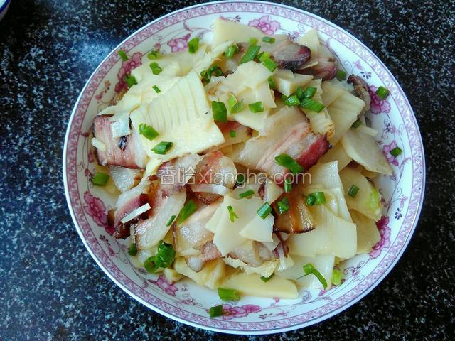 再撒上些许葱花，增添食欲和色泽。