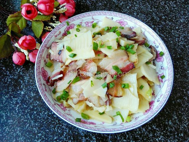 冬笋炒腊肉。笋鲜味香，腊肉味浓，慢慢享用。