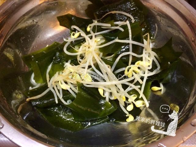 豆芽与裙带菜挤去水分 放到大容器里